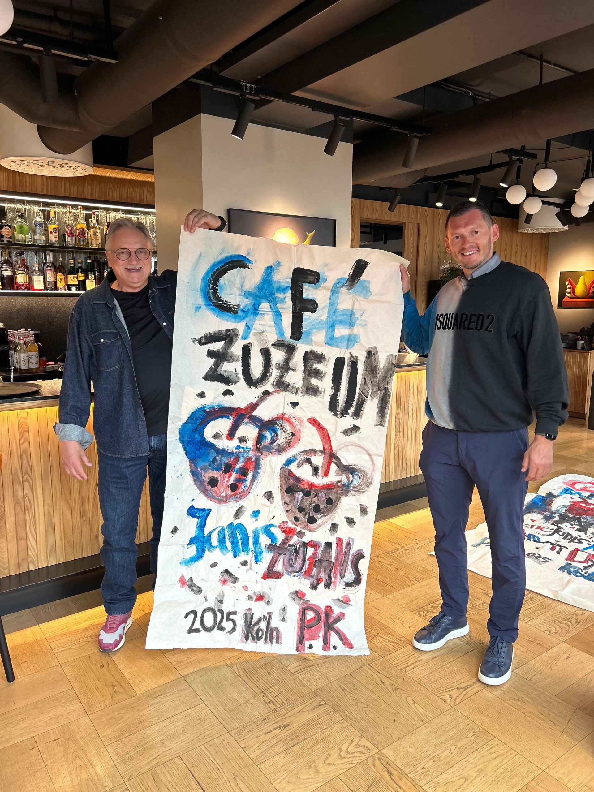 Ernst Jockels übergibt Krueger-Bild an Janis Zuzans und Janis Blums